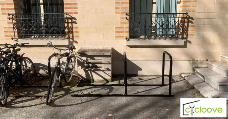 Pose d’arceau en U inversé sur rail en thermolaqué noir